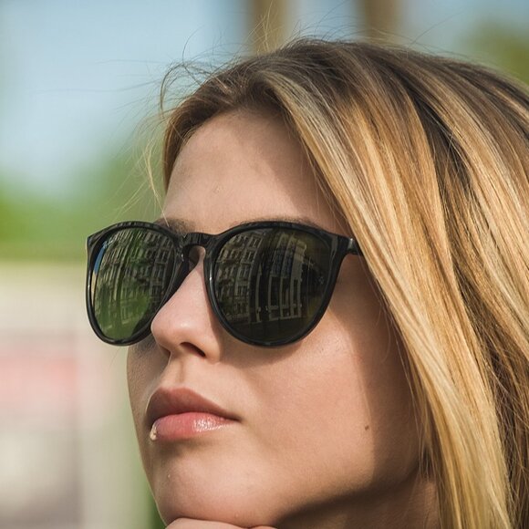 Ray-Ban Sunglasses RB4171 ERIKA 601/2P Shiny Black Round Frames Polarized Lenses main image 6